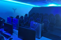 Hier sieht man die Zuschauertrübe des Gaming Rooms. Der ganze Raum wird mit blauen LEDs beleuchtet. 